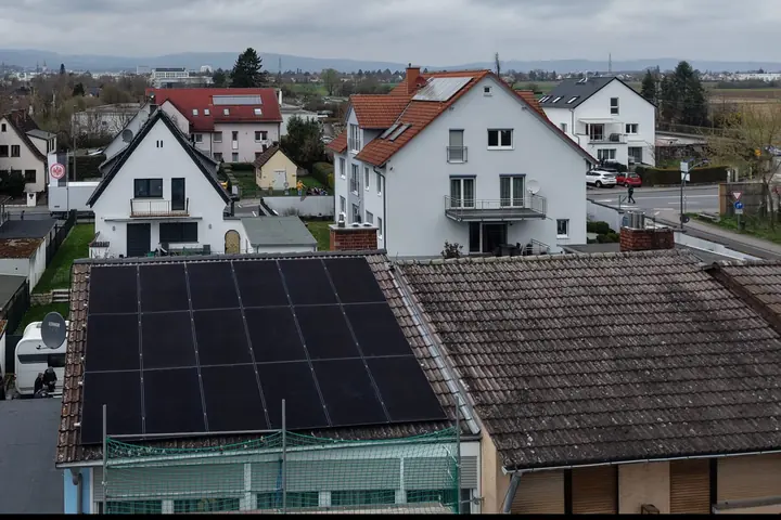 Photovoltaik-Anlage auf dem Dach eines Wohnhauses in Bad Soden am Taunus