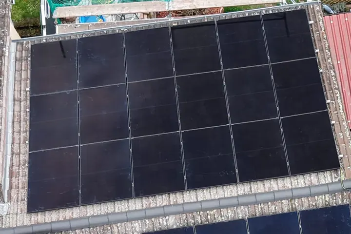 Photovoltaik-Module auf einem flach geneigten Dach eines Wohnhauses in Oberursel