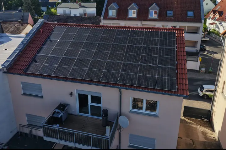 Photovoltaik-Anlage auf einem anthrazitfarbenen Satteldach eines Einfamilienhauses in Steinbach im Taunus